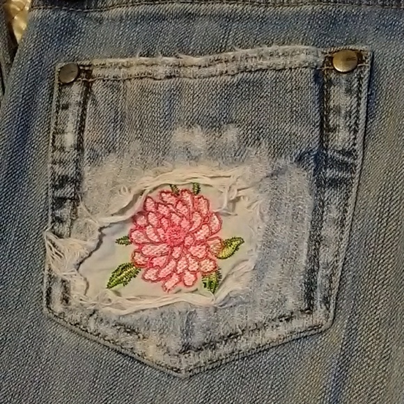 Vigoss distressed jeans w/ flower patch on pocket. - Picture 7 of 7